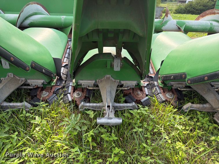 image for item FK3323 2010 John Deere 608CX corn head
