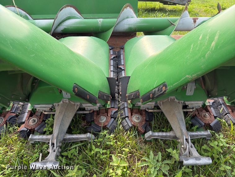 image for item FK3323 2010 John Deere 608CX corn head