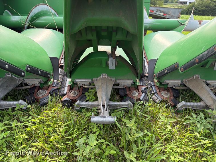 image for item FK3323 2010 John Deere 608CX corn head