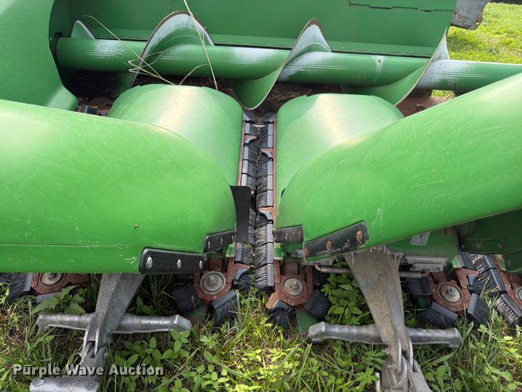 image for item FK3323 2010 John Deere 608CX corn head