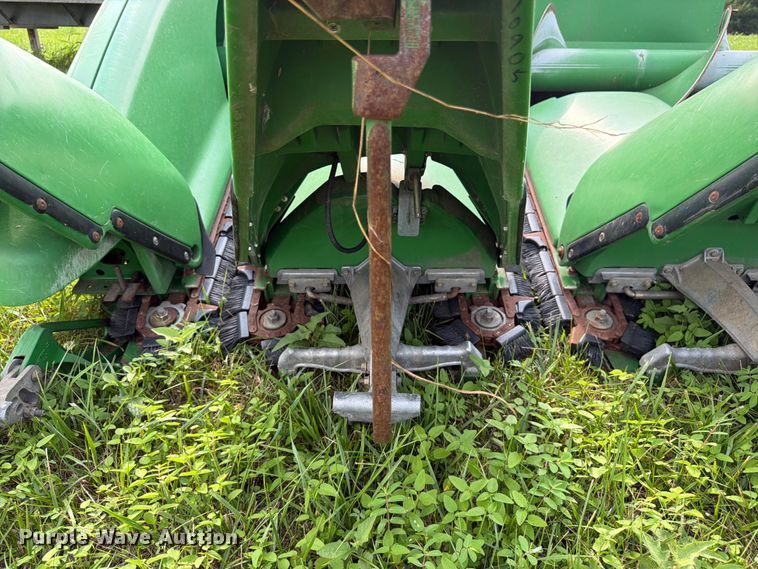 image for item FK3323 2010 John Deere 608CX corn head