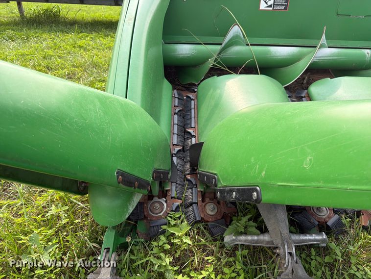 image for item FK3323 2010 John Deere 608CX corn head