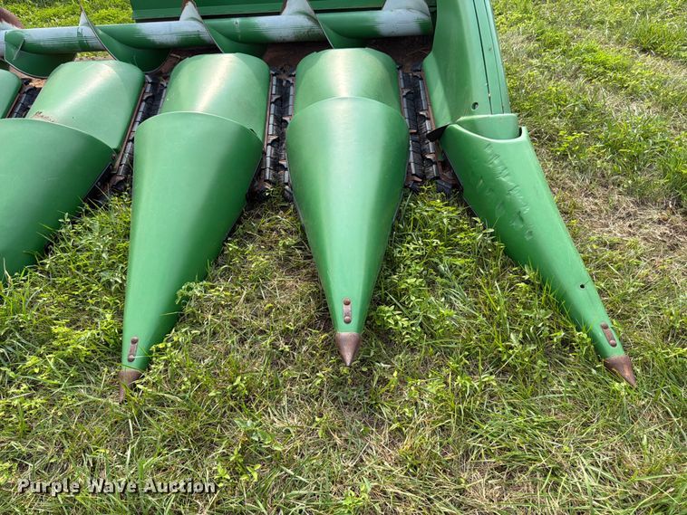 image for item FK3323 2010 John Deere 608CX corn head