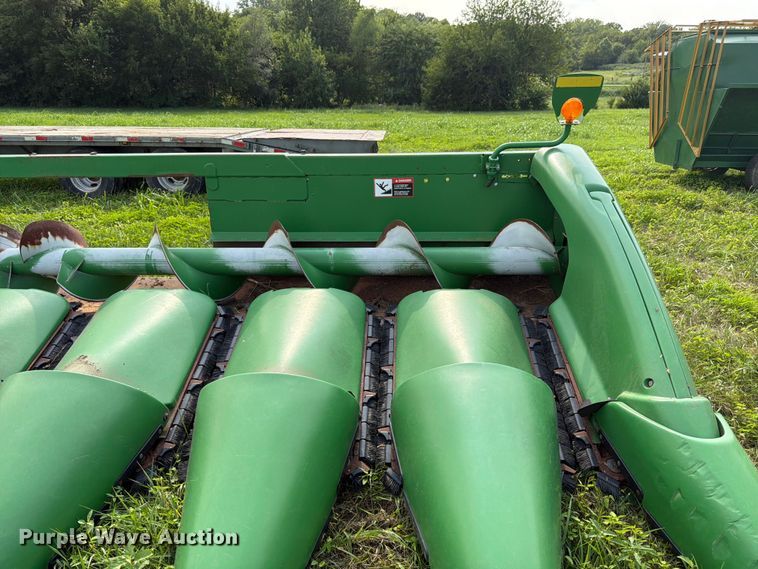 image for item FK3323 2010 John Deere 608CX corn head