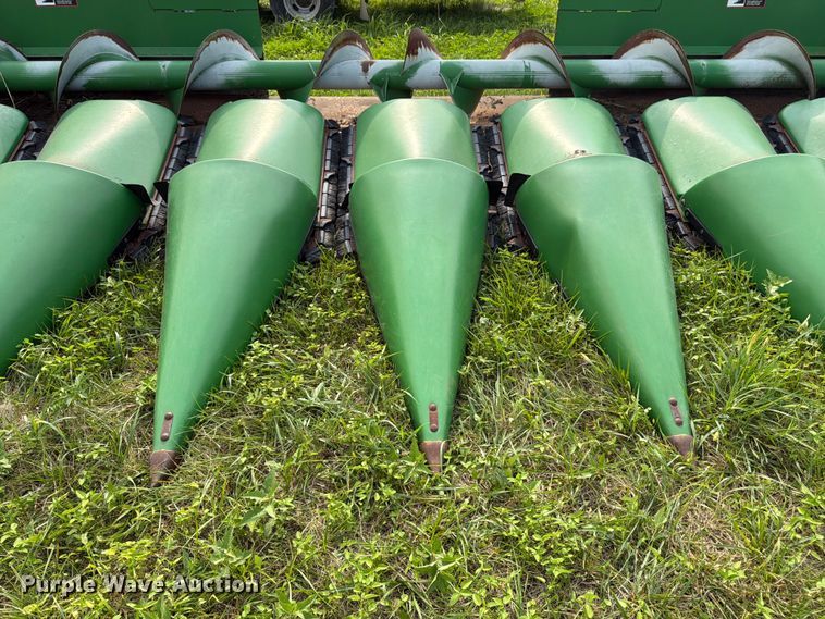 image for item FK3323 2010 John Deere 608CX corn head