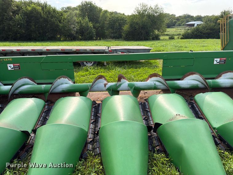 image for item FK3323 2010 John Deere 608CX corn head