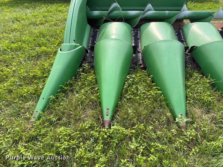 image for item FK3323 2010 John Deere 608CX corn head