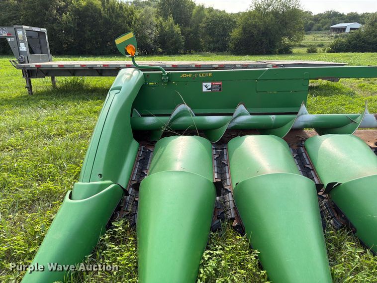 image for item FK3323 2010 John Deere 608CX corn head