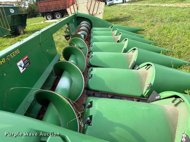 image for item FK3323 2010 John Deere 608CX corn head