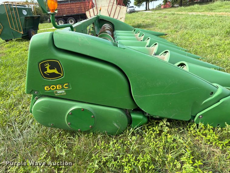 image for item FK3323 2010 John Deere 608CX corn head