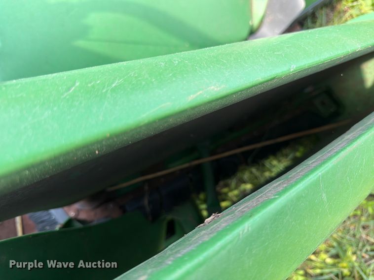 image for item FK3323 2010 John Deere 608CX corn head
