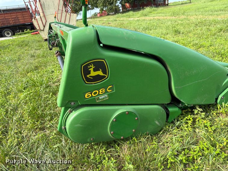 image for item FK3323 2010 John Deere 608CX corn head