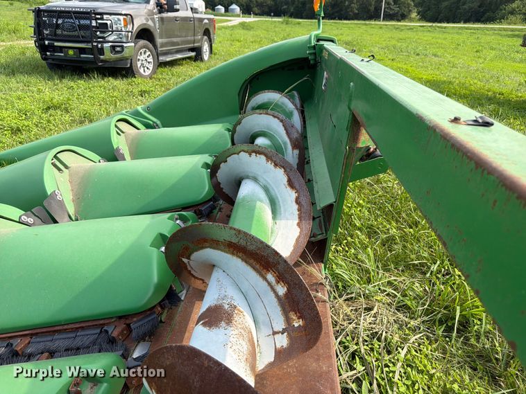 image for item FK3323 2010 John Deere 608CX corn head