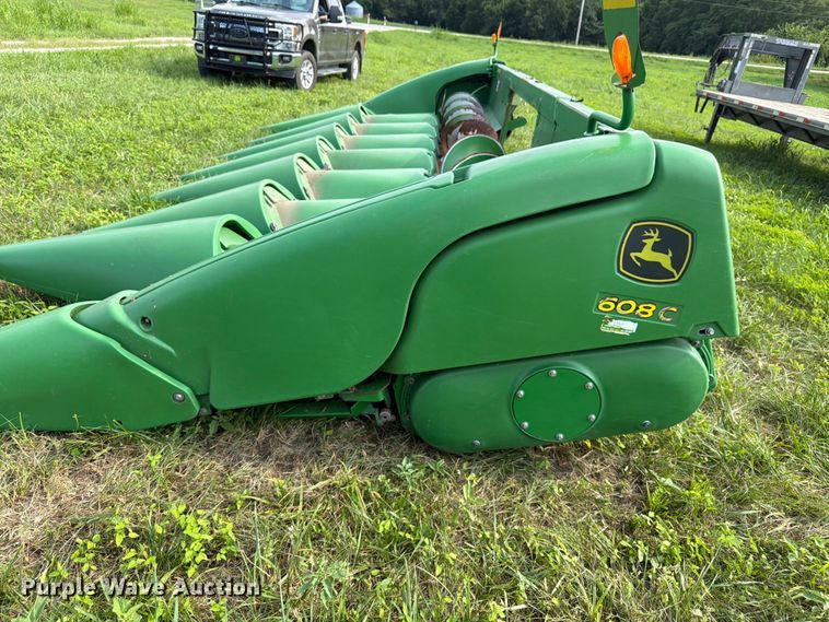 image for item FK3323 2010 John Deere 608CX corn head