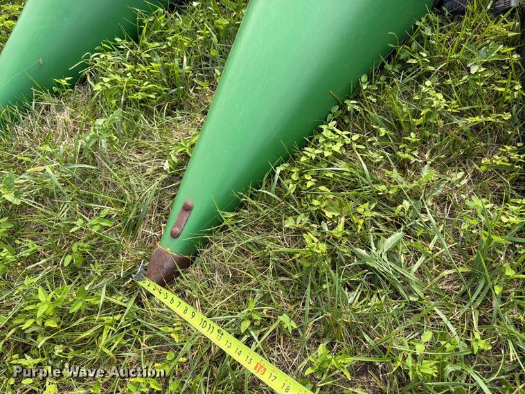 image for item FK3323 2010 John Deere 608CX corn head