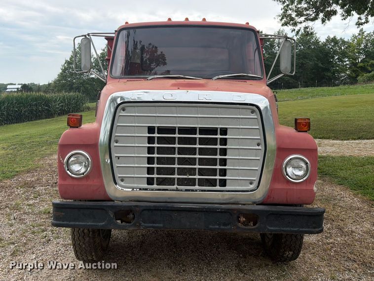 image for item FP4014 1974 Ford 700 grain truck