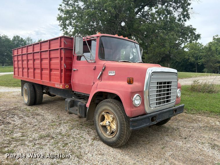 image for item FP4014 1974 Ford 700 grain truck