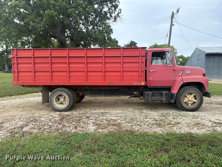 image for item FP4014 1974 Ford 700 grain truck