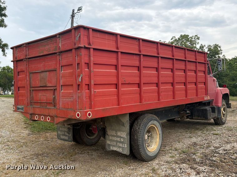 image for item FP4014 1974 Ford 700 grain truck
