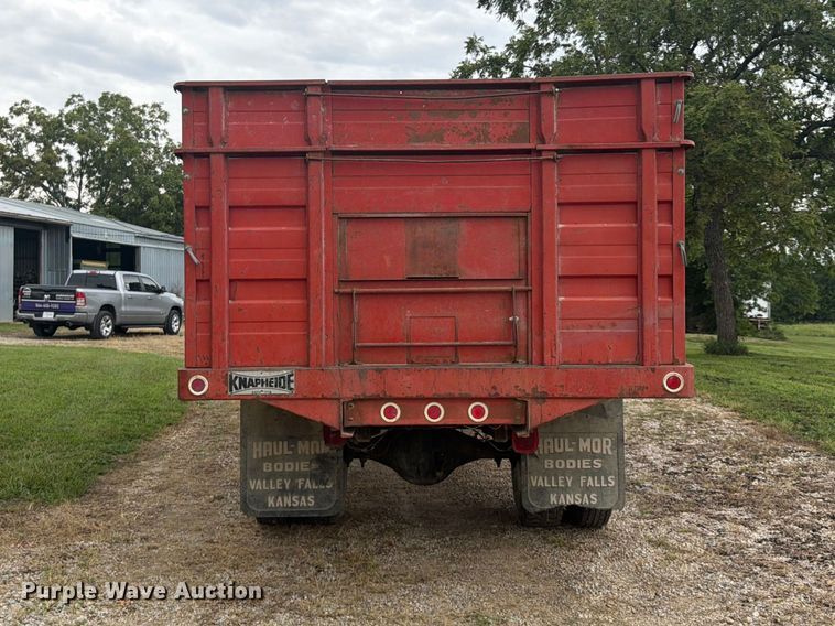 image for item FP4014 1974 Ford 700 grain truck