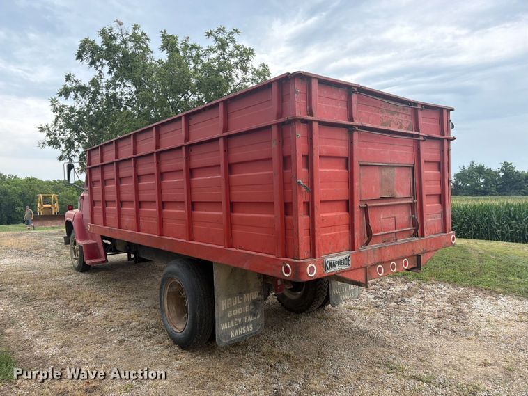 image for item FP4014 1974 Ford 700 grain truck
