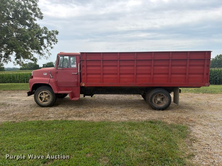 image for item FP4014 1974 Ford 700 grain truck