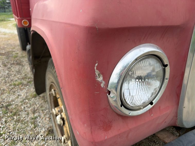 image for item FP4014 1974 Ford 700 grain truck