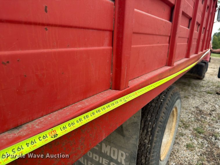 image for item FP4014 1974 Ford 700 grain truck