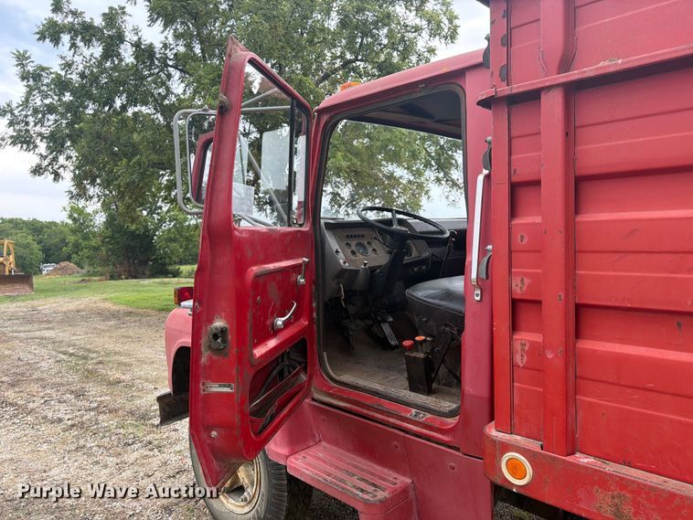 image for item FP4014 1974 Ford 700 grain truck
