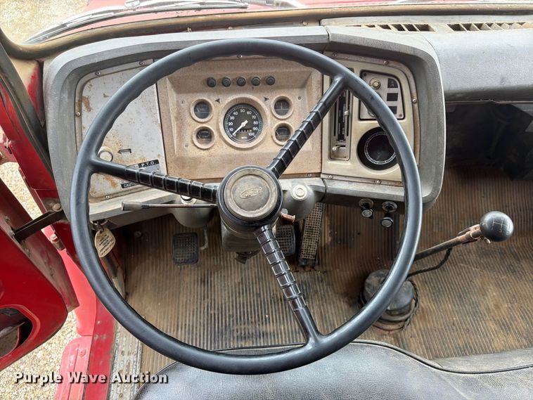image for item FP4014 1974 Ford 700 grain truck