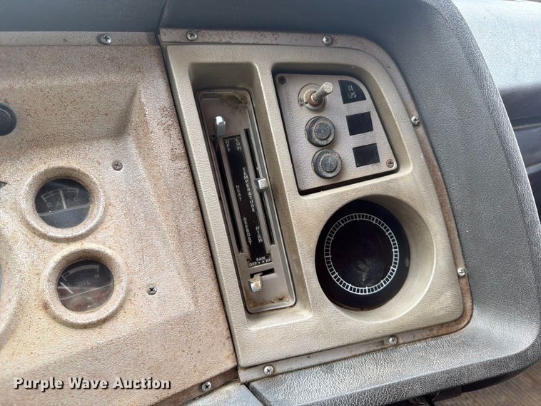 image for item FP4014 1974 Ford 700 grain truck