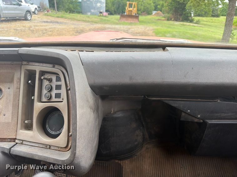 image for item FP4014 1974 Ford 700 grain truck