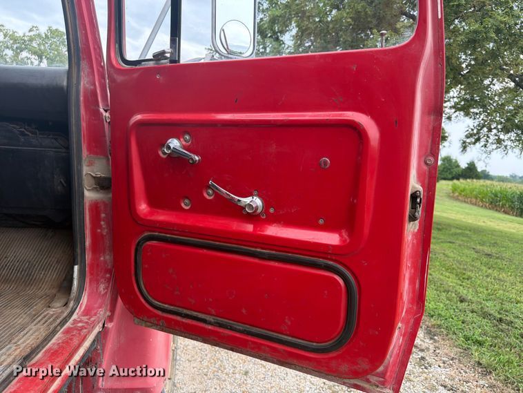 image for item FP4014 1974 Ford 700 grain truck