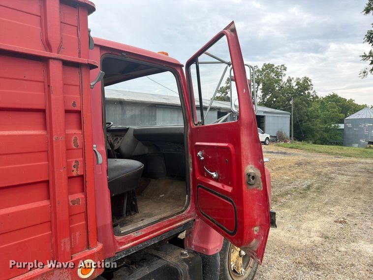 image for item FP4014 1974 Ford 700 grain truck