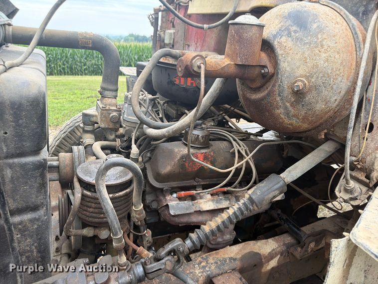 image for item FP4014 1974 Ford 700 grain truck