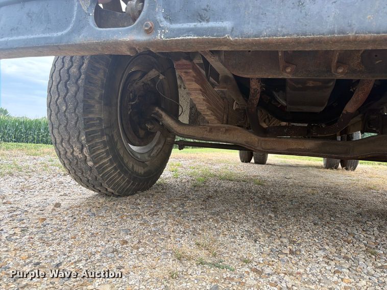 image for item FP4014 1974 Ford 700 grain truck