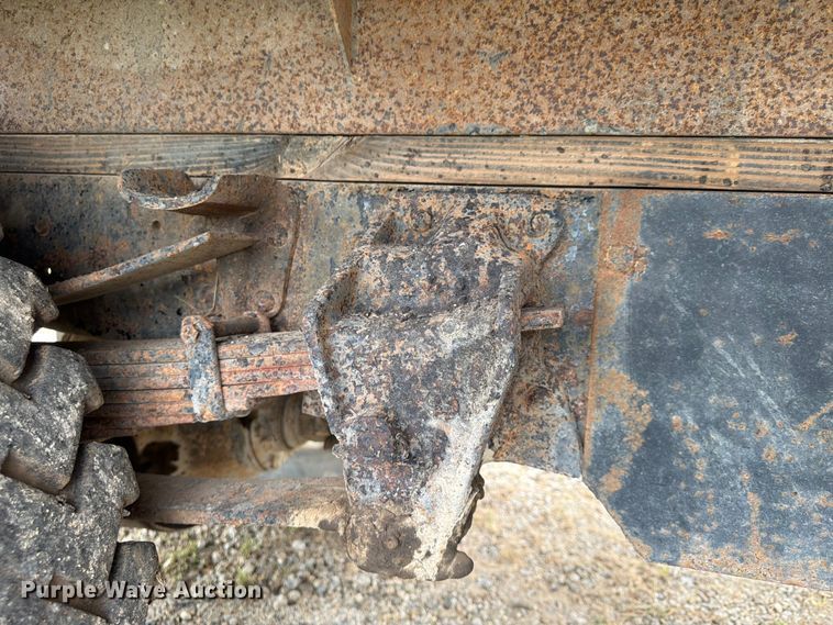 image for item FP4014 1974 Ford 700 grain truck