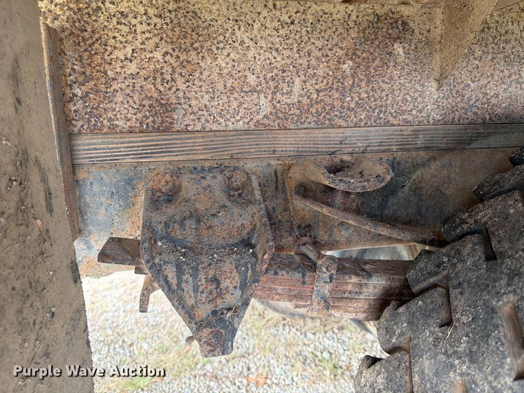 image for item FP4014 1974 Ford 700 grain truck