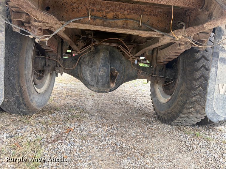 image for item FP4014 1974 Ford 700 grain truck