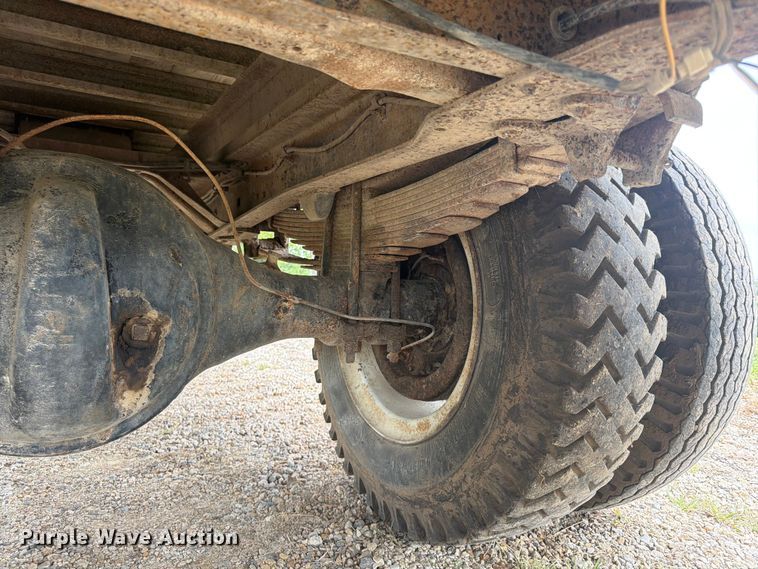 image for item FP4014 1974 Ford 700 grain truck