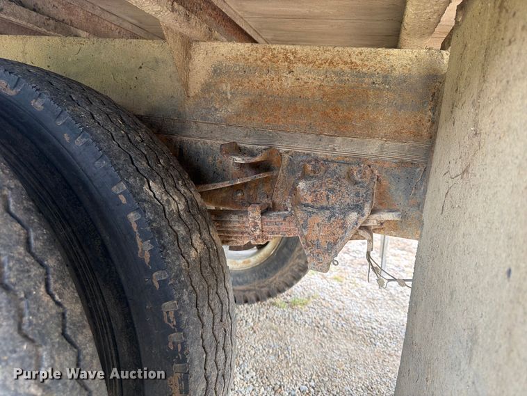 image for item FP4014 1974 Ford 700 grain truck
