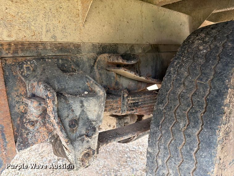 image for item FP4014 1974 Ford 700 grain truck