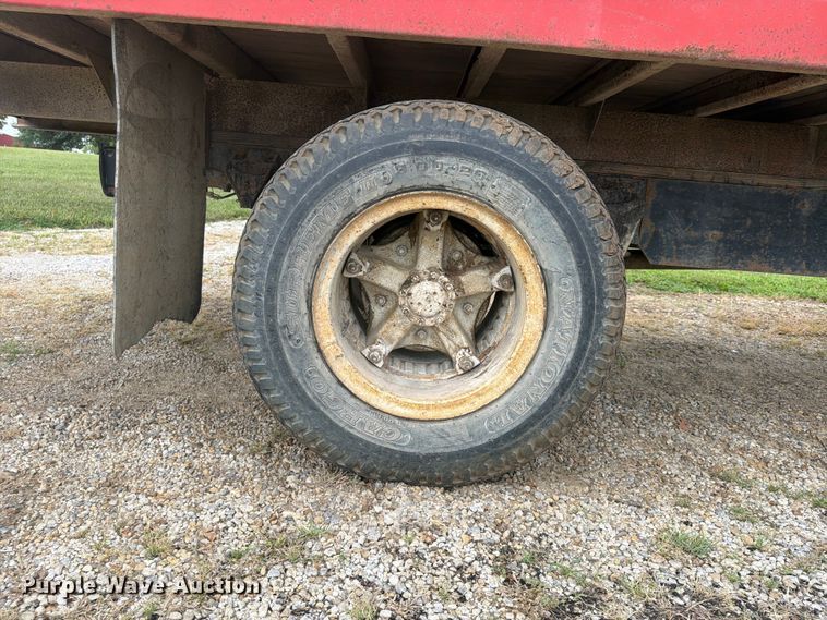 image for item FP4014 1974 Ford 700 grain truck