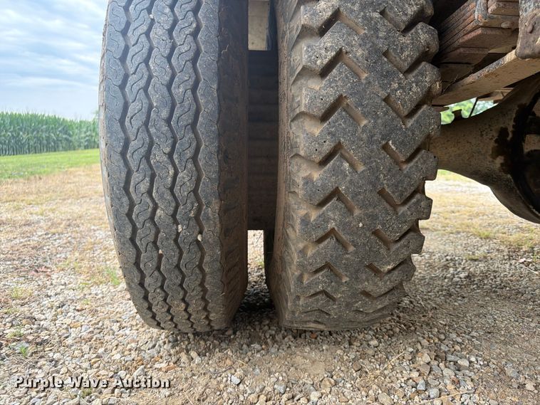 image for item FP4014 1974 Ford 700 grain truck