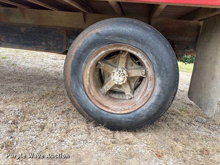 image for item FP4014 1974 Ford 700 grain truck
