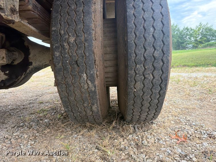 image for item FP4014 1974 Ford 700 grain truck