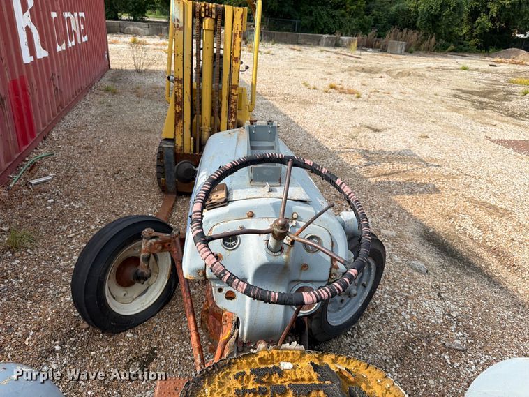 image for item FU4565 Ford tractor