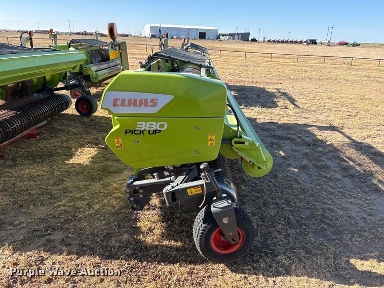 image for item JM9376 Claas 380 pickup head