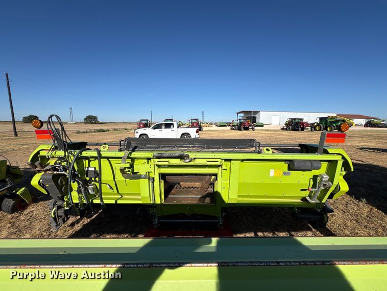 image for item JM9376 Claas 380 pickup head