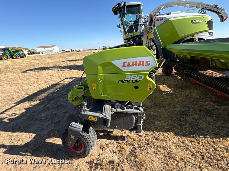 image for item JM9376 Claas 380 pickup head